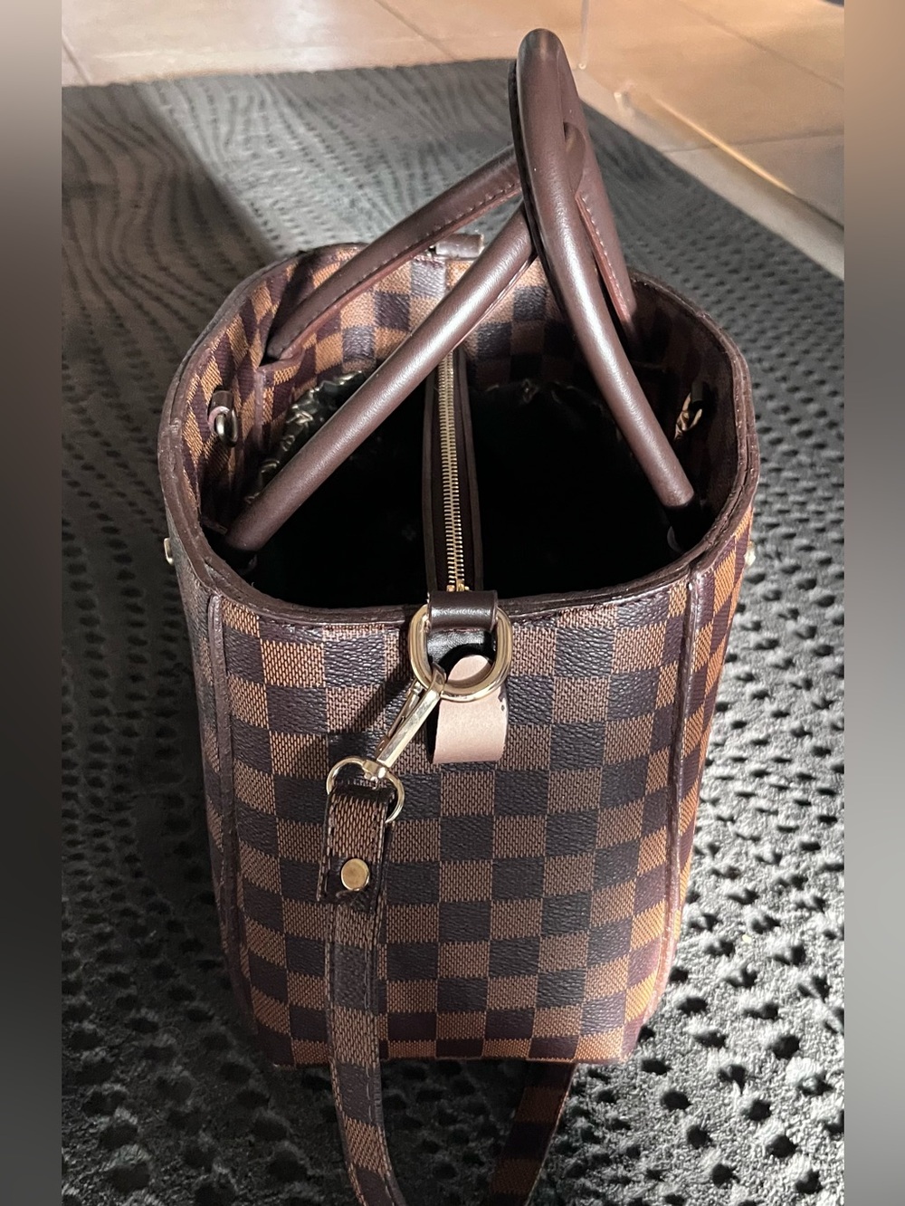 Pristine brown checkered iconic logo handbag also comes with shoulder strap.